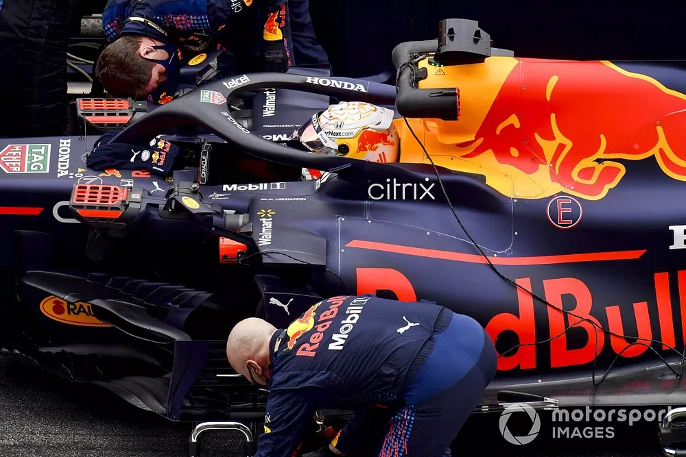 Max Verstappen, Red Bull Racing RB16B, en la parrilla