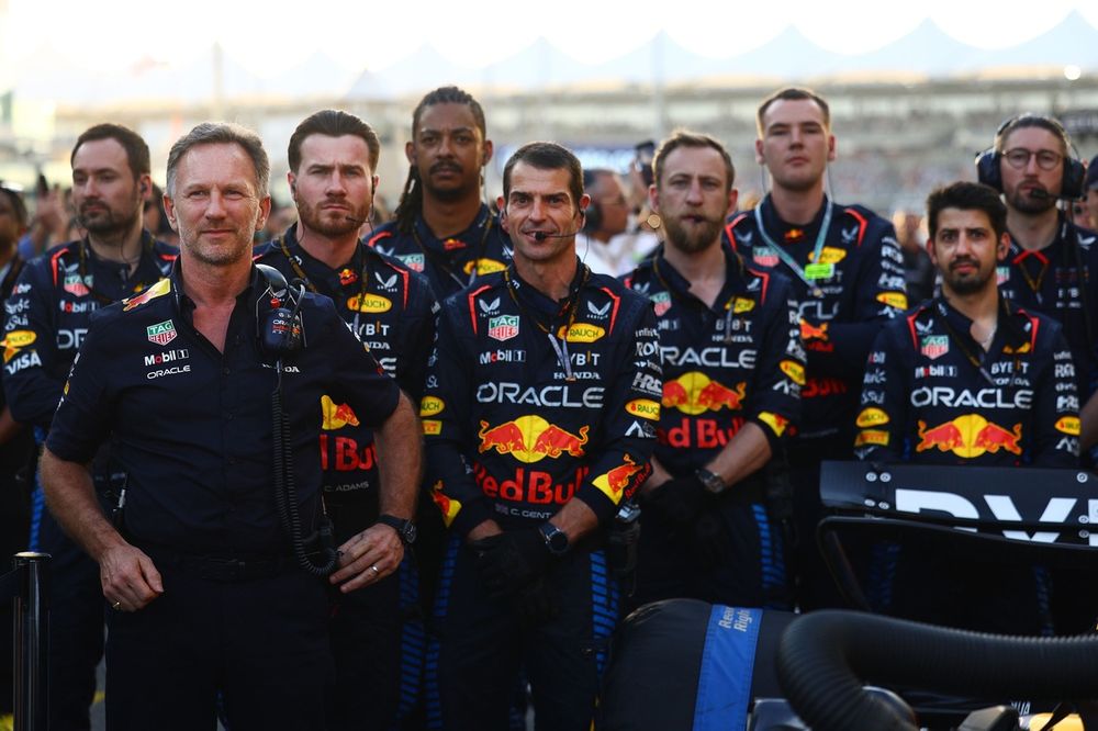 Christian Horner, director de Red Bull Racing, con su equipo