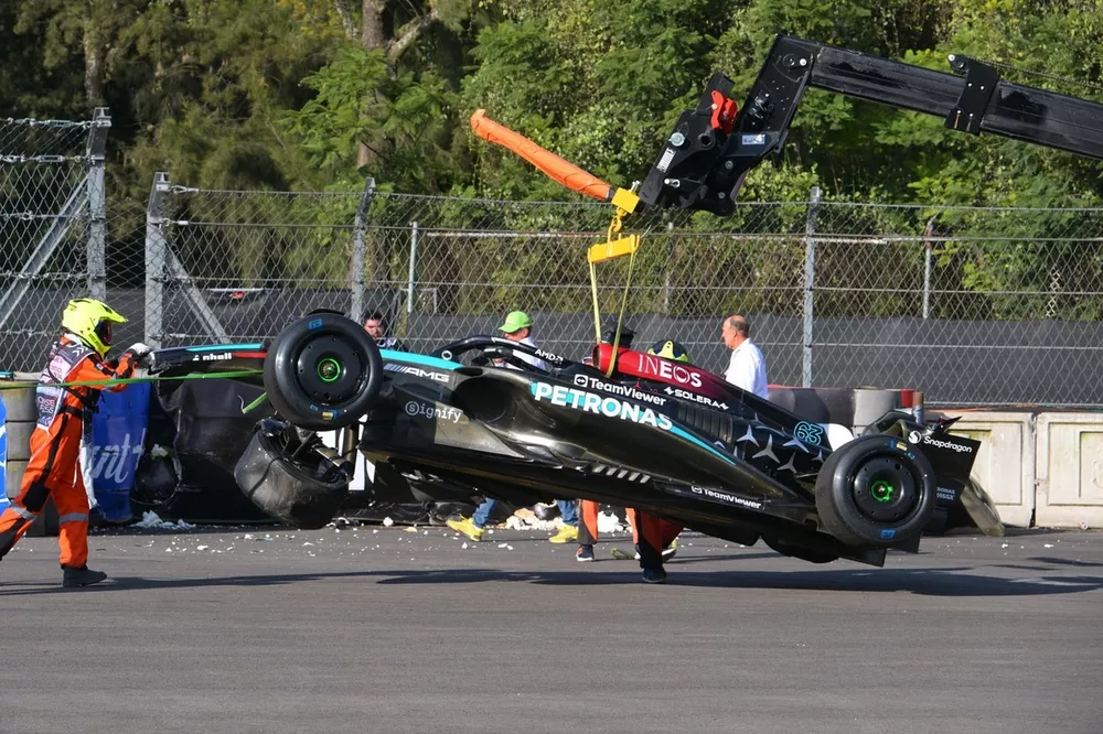 Comisarios con el coche de George Russell, Mercedes F1 W15 