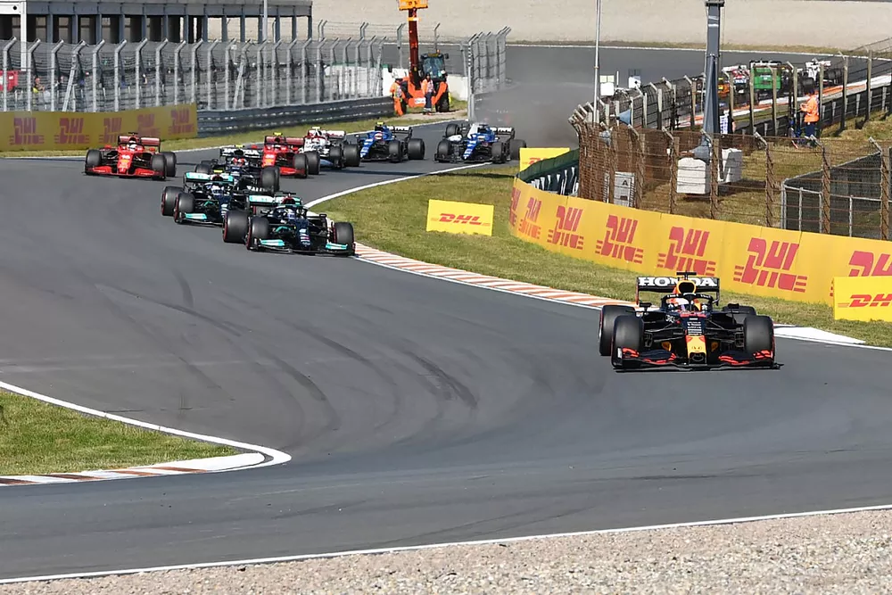 Max Verstappen, Red Bull Racing RB16B, Lewis Hamilton, Mercedes W12, Valtteri Bottas, Mercedes W12, Pierre Gasly, AlphaTauri AT02, Charles Leclerc, Ferrari SF21, en de rest van het veld in de openingsronde