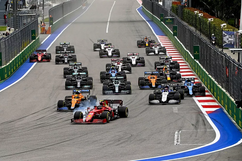 Inicio: Carlos Sainz Jr., Ferrari SF21, Lando Norris, McLaren MCL35M, George Russell, Williams FW43B, Lance Stroll, Aston Martin AMR21, Fernando Alonso, Alpine A521