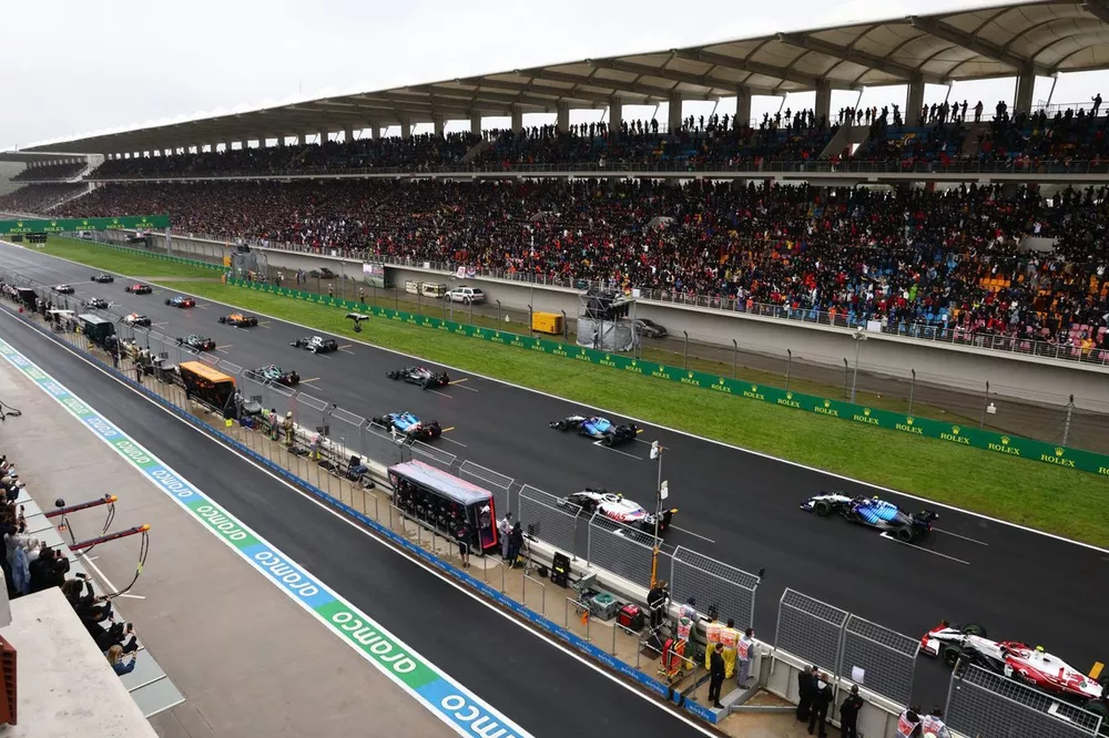 Los pilotos se alejan para el inicio de la carrera