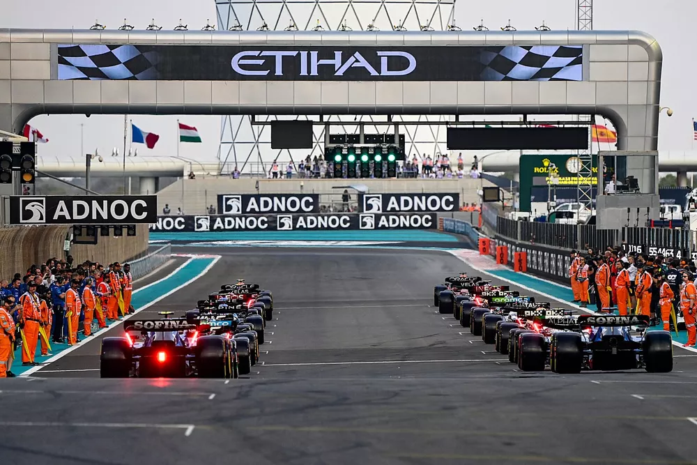 Mechanics and marshals clear the grid as the drivers prepare to start the race