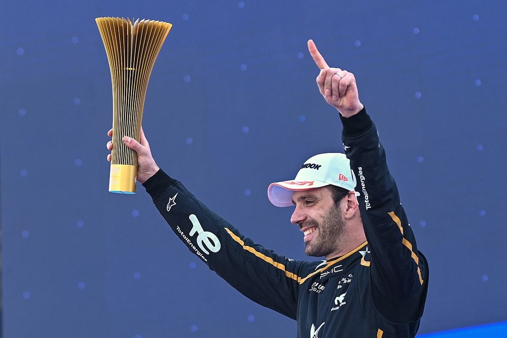 Jean-Eric Vergne, DS Penske, celebra su victoria en el ePrix de Hyderabad con el trofeo