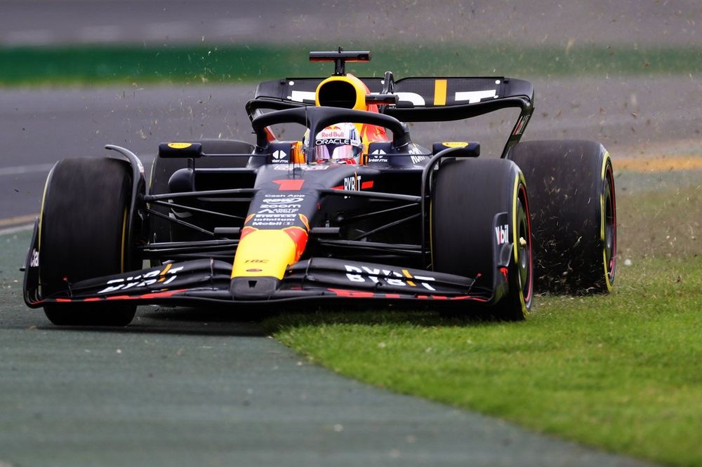Max Verstappen, Red Bull Racing RB19 runs wide