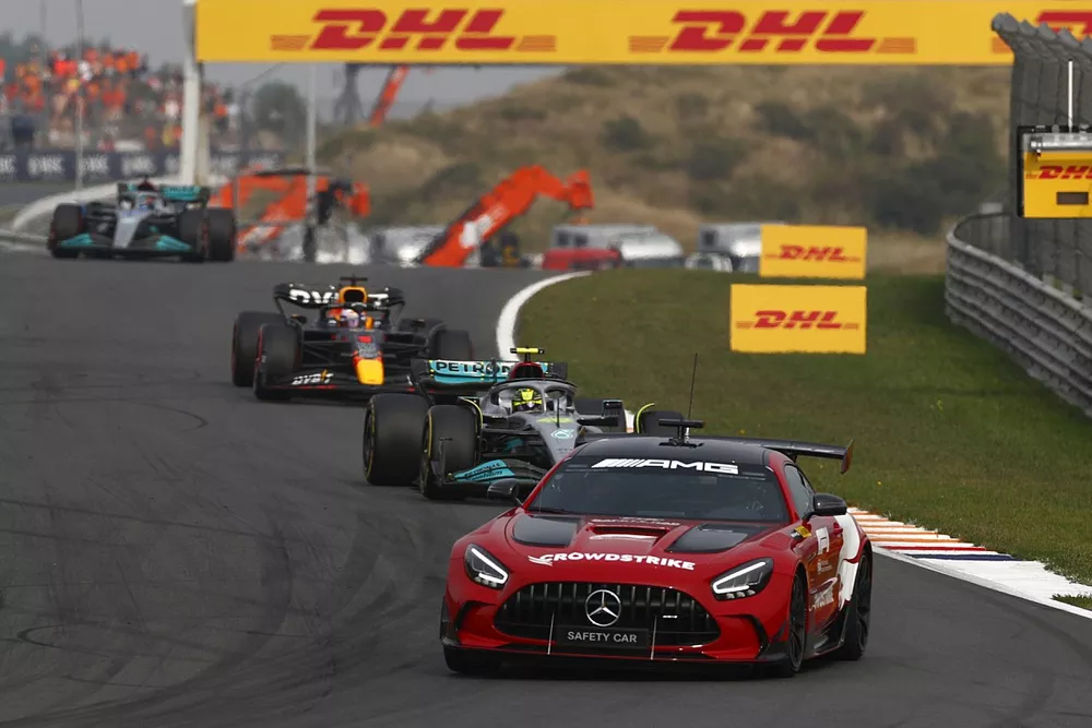 The Safety Car Lewis Hamilton, Mercedes W13, Max Verstappen, Red Bull Racing RB18, George Russell, Mercedes W13