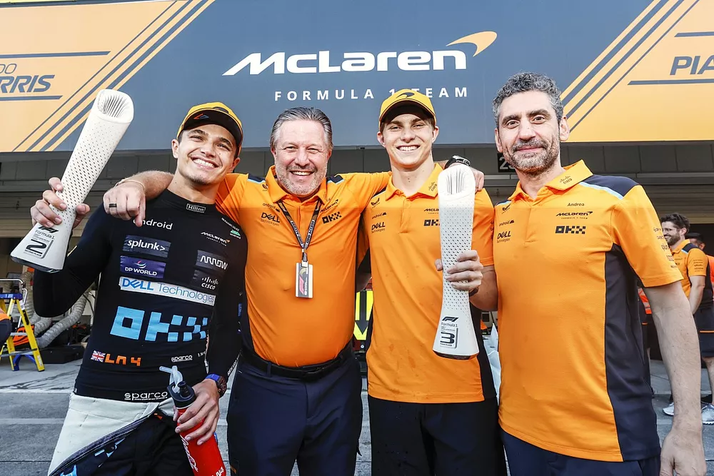 Lando Norris, McLaren, Zak Brown, CEO de McLaren Racing, Oscar Piastri y Andrea Stella, Team Principal de McLaren, celebran tras la carrera