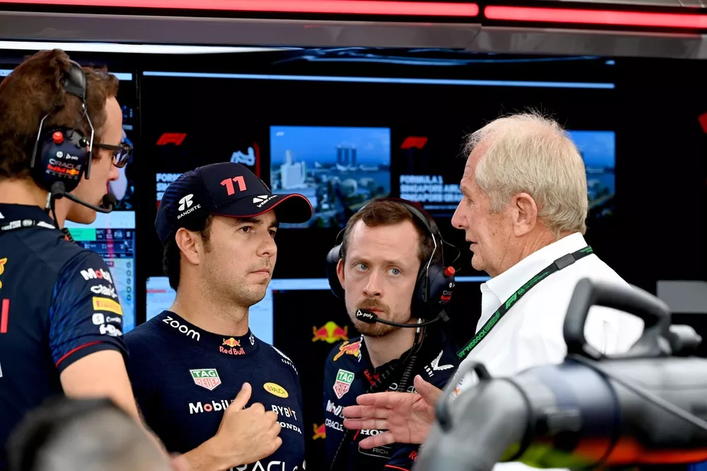 Sergio P&eacute;rez, Red Bull Racing, con Helmut Marko, Consultor, Red Bull Racing