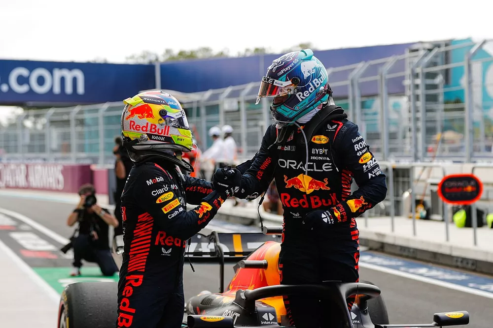 Sergio P&eacute;rez, Red Bull Racing, 2&ordf; posici&oacute;n, Max Verstappen, Red Bull Racing, 1&ordf; posici&oacute;n, se felicitan mutuamente en Parc Ferme