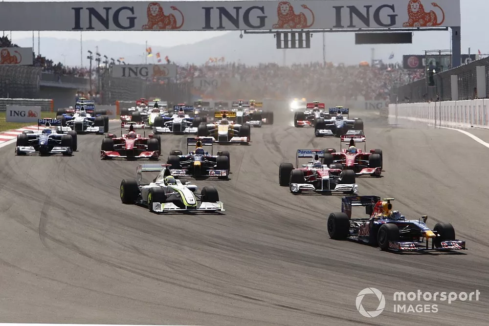 Sebastian Vettel, Red Bull Racing RB5 Renault away at the start of the race