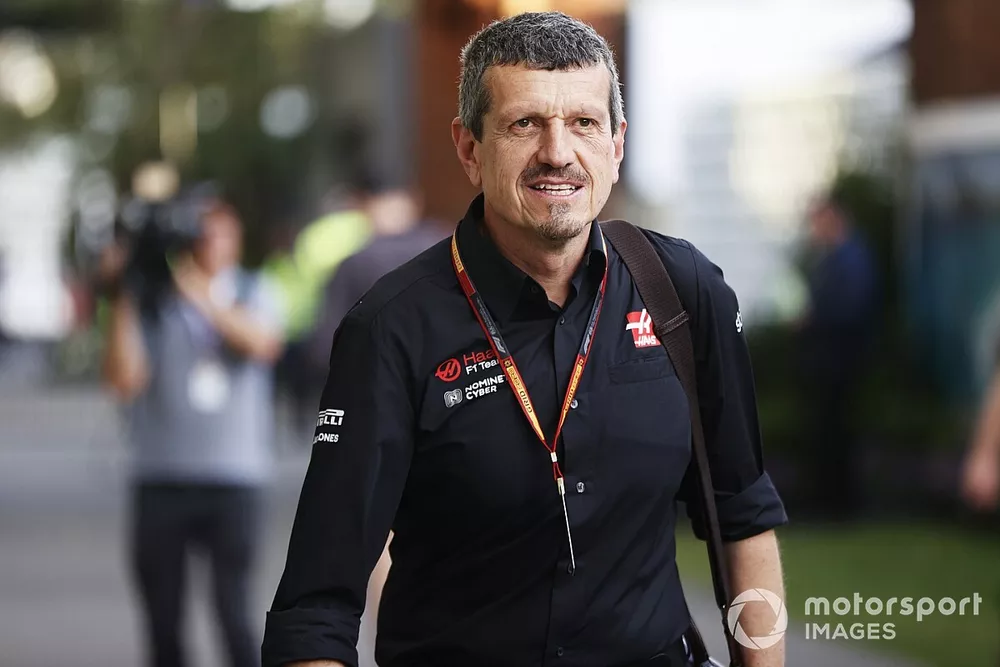 Guenther Steiner, Team Principal, Haas F1, arrive dans le paddock