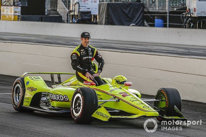 El ganador del premio NTT P1 y de la pole Simon Pagenaud, el equipo Penske Chevrolet posa para las fotos de la primera fila