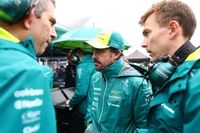 Alonso sobre Newey y 2025: "Cuando le preguntamos, se levanta y se va"