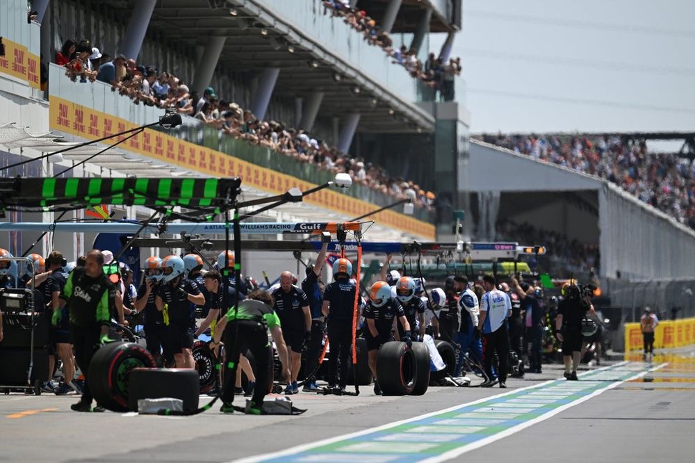 Williams pit crew