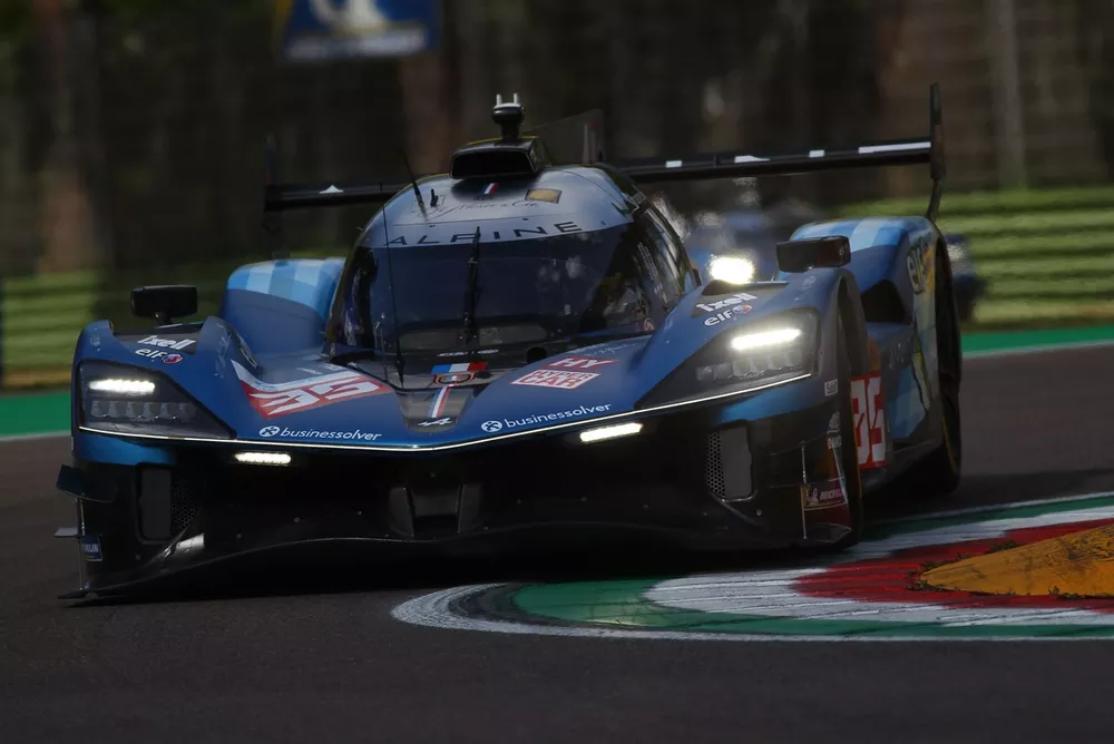 #35 Alpine Endurance Team Alpine A424: Paul-Loup Chatin, Jules Gounon, Charles Milesi