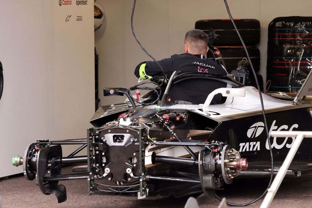 Mec&aacute;nicos de Mitch Evans, Jaguar Racing, Jaguar I-TYPE 6