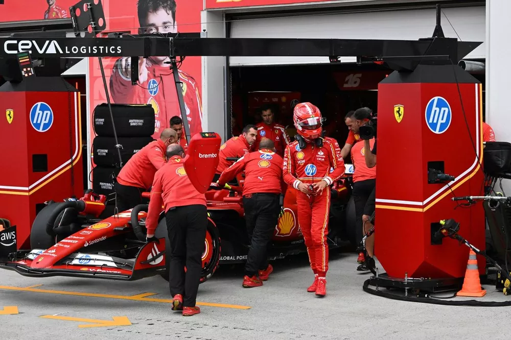 Charles Leclerc, Scuderia Ferrari, camina por el pit lane