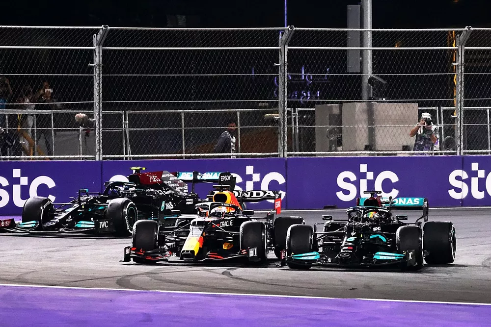 Lewis Hamilton, Mercedes W12, se bat avec Max Verstappen, Red Bull Racing RB16B, devant Valtteri Bottas, Mercedes W12