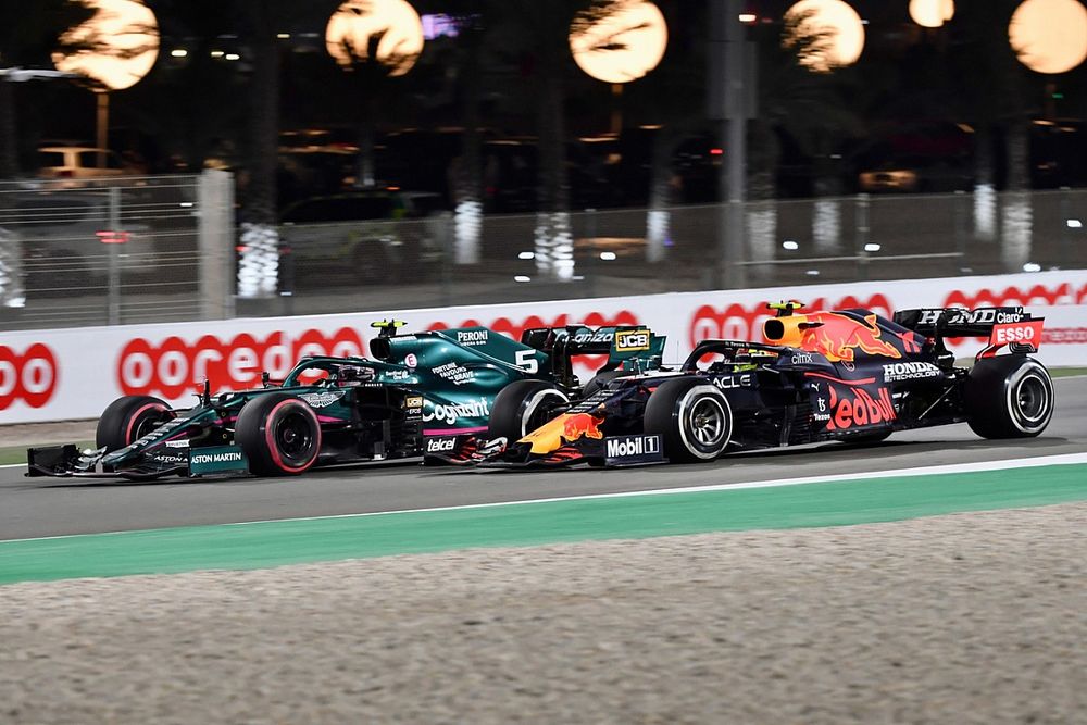 Sebastian Vettel, Aston Martin AMR21, pelea con Sergio Pérez, Red Bull Racing RB16B