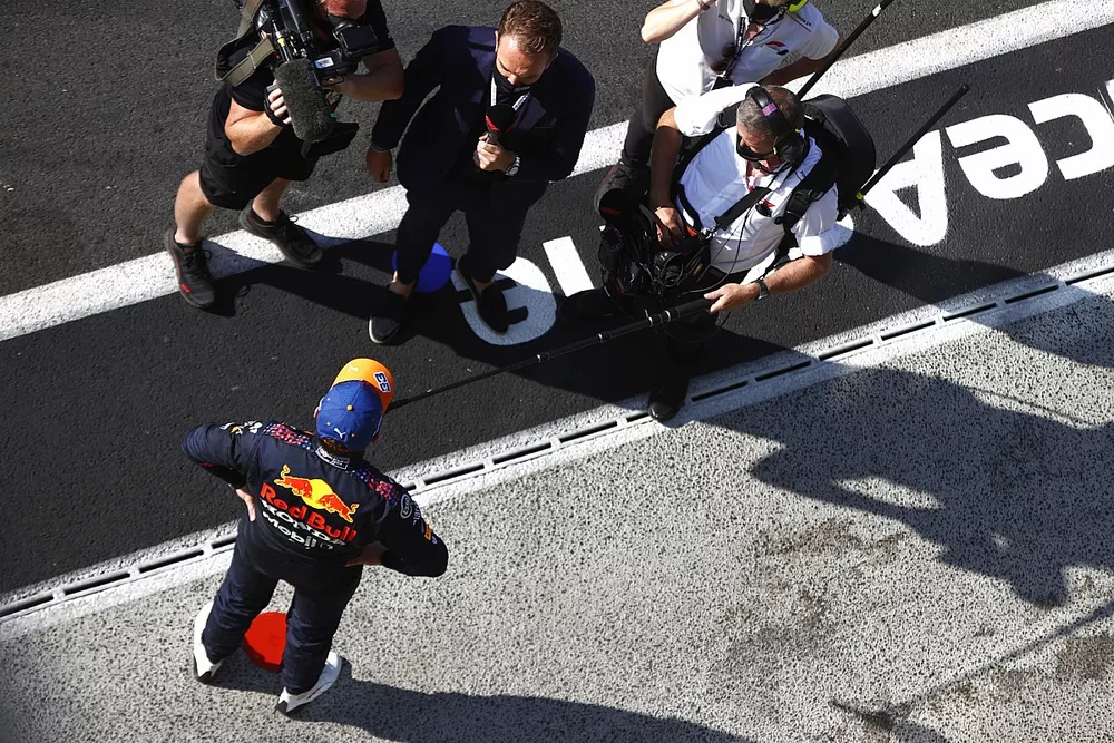 Max Verstappen, Red Bull Racing, 1e positie, wordt ge&iuml;nterviewd door Ted Kravitz, Sky TV, na de race