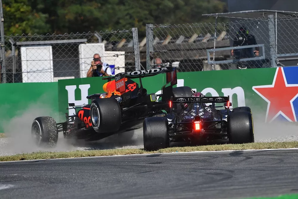 Secuencia del choque de Max Verstappen, Red Bull Racing RB16B, y Lewis Hamilton, Mercedes W12