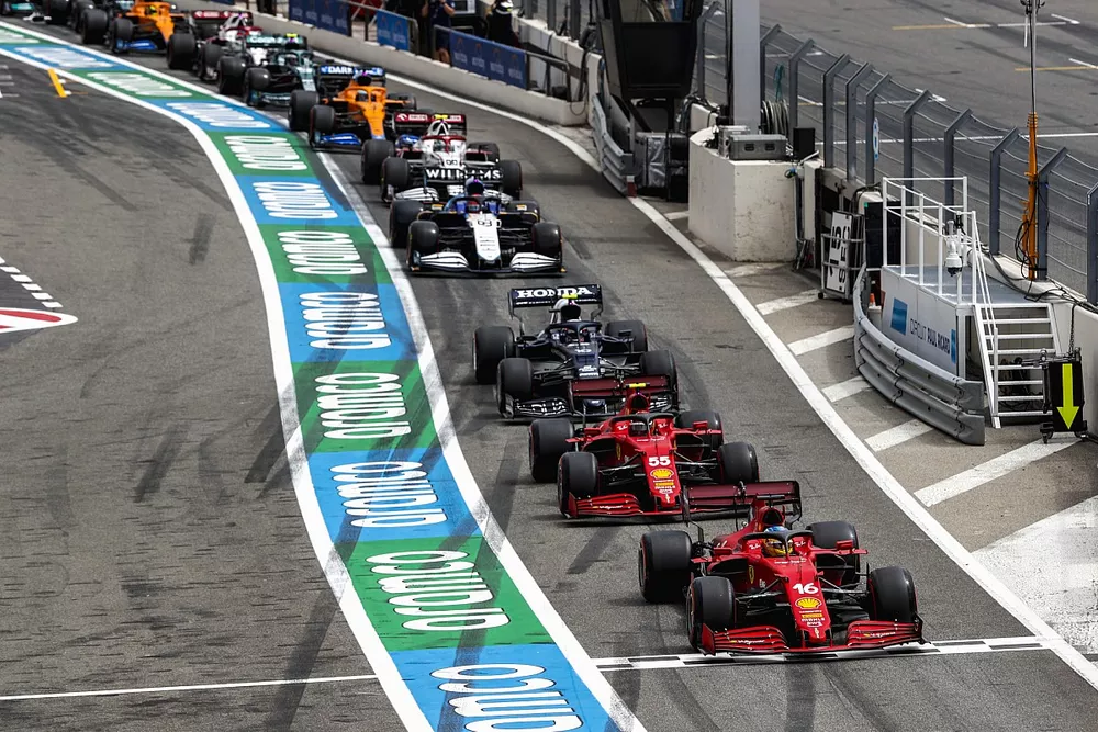 Charles Leclerc, Ferrari SF21, Carlos Sainz Jr., Ferrari SF21 et Pierre Gasly, AlphaTauri AT02 et les autres pilotes font la queue pour sortir des stands après le drapeau rouge en Q1
