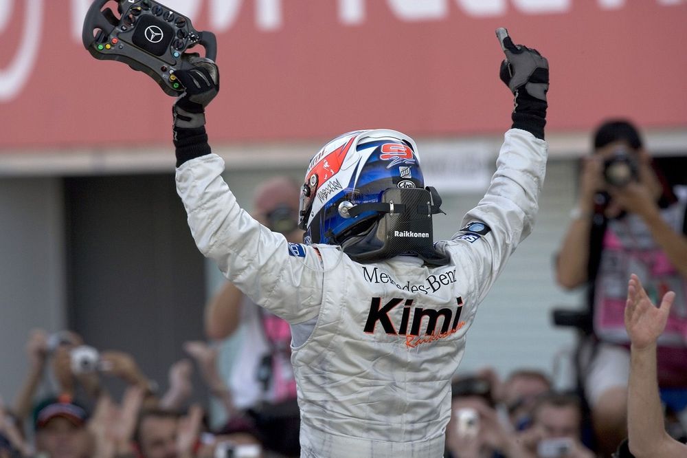 Ganador de la carrera Kimi Raikkonen, McLaren