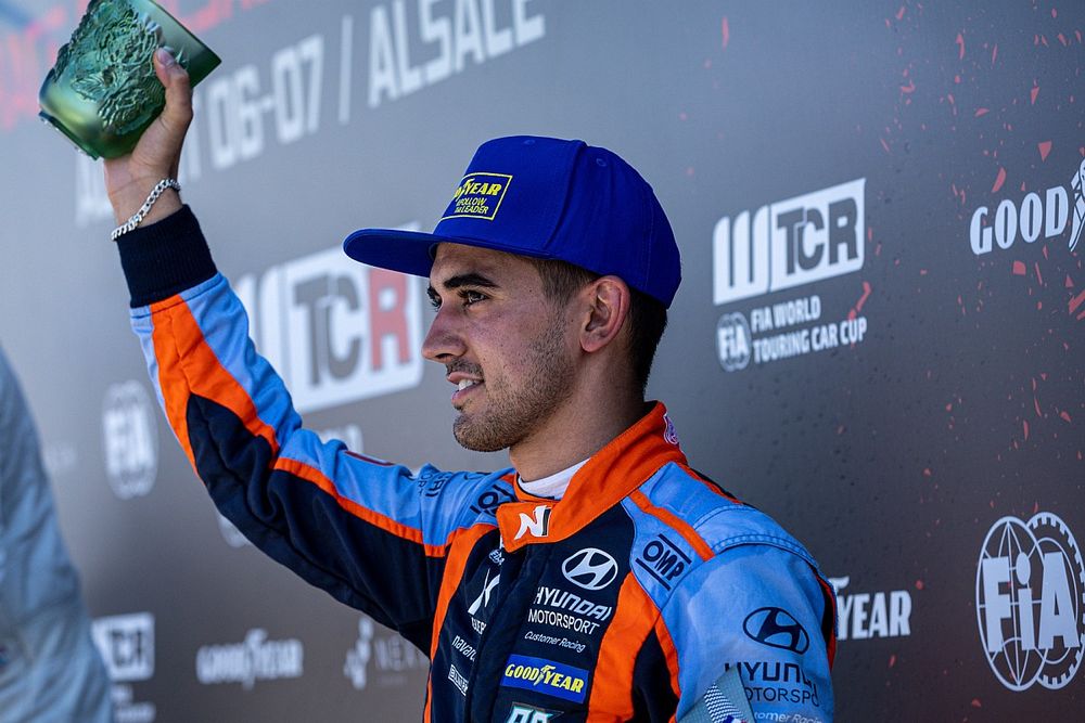 Podium: Mikel Azcona, BRC Hyundai N Squadra Corse, Hyundai Elantra N TCR