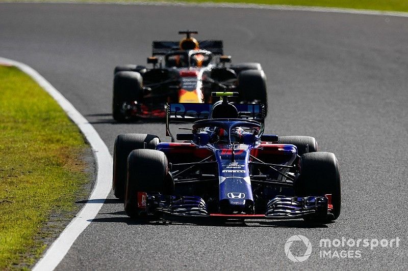 Pierre Gasly, Scuderia Toro Rosso STR13, leads Daniel Ricciardo, Red Bull Racing RB14