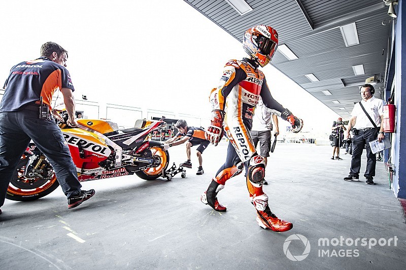 Márquez se cae y deberá pasar por la Q1 en Tailandia