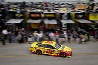 Logano y  Truex brillan en práctica; Kyle Busch se salva de un choque