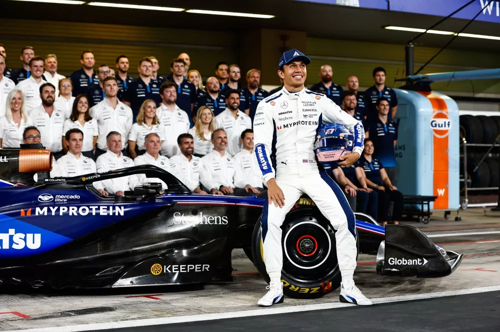 Alex Albon, Williams Racing, poseert voor collega's voor een groepsfoto van het team