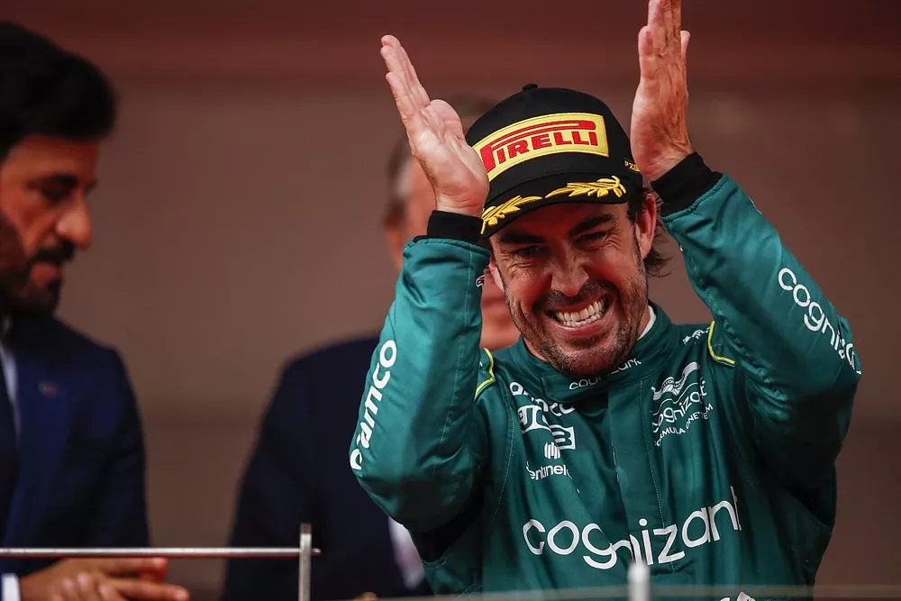 Fernando Alonso, Aston Martin F1 Team, 2e, sur le podium