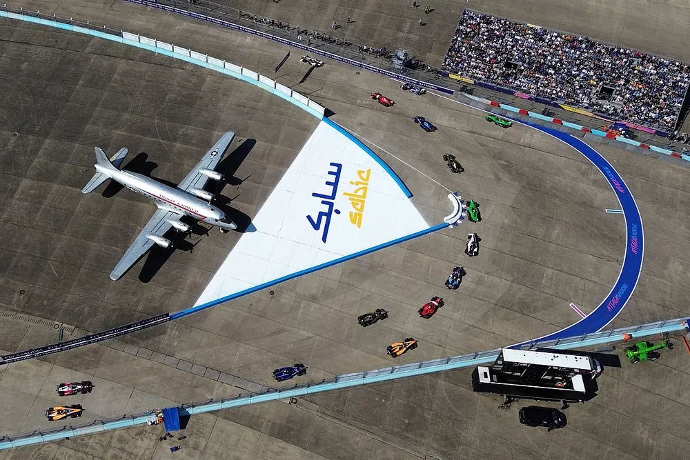Sam Bird, Jaguar Racing, Jaguar I-TYPE 6, Jake Dennis, Andretti Autosport, Porsche 99 X Electric Gen3, Dan Ticktum, NIO 333 FE Team, NIO 333 ER9, the rest of the field