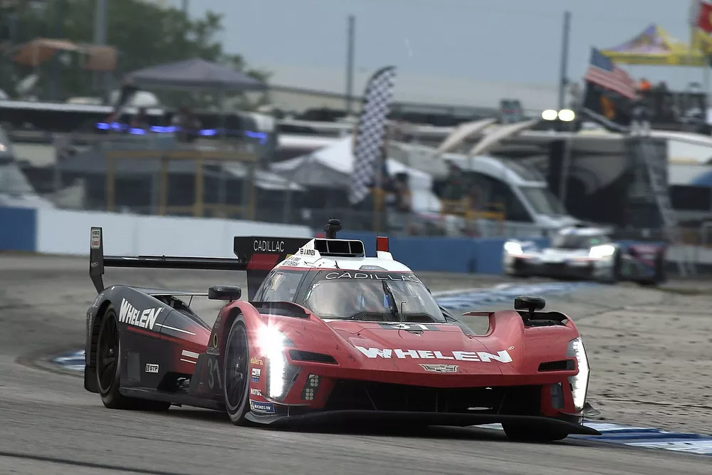 #31 Whelen Engineering Cadillac Racing Cadillac V- Series.R: Pipo Derani, Alexander Sims, Jack Aitken