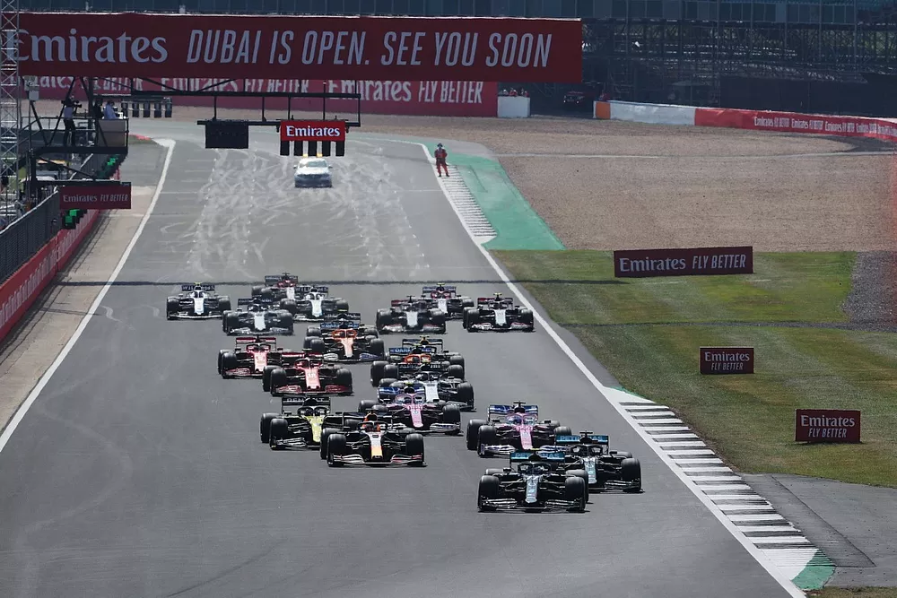 Start action, Valtteri Bottas, Mercedes F1 W11 leads