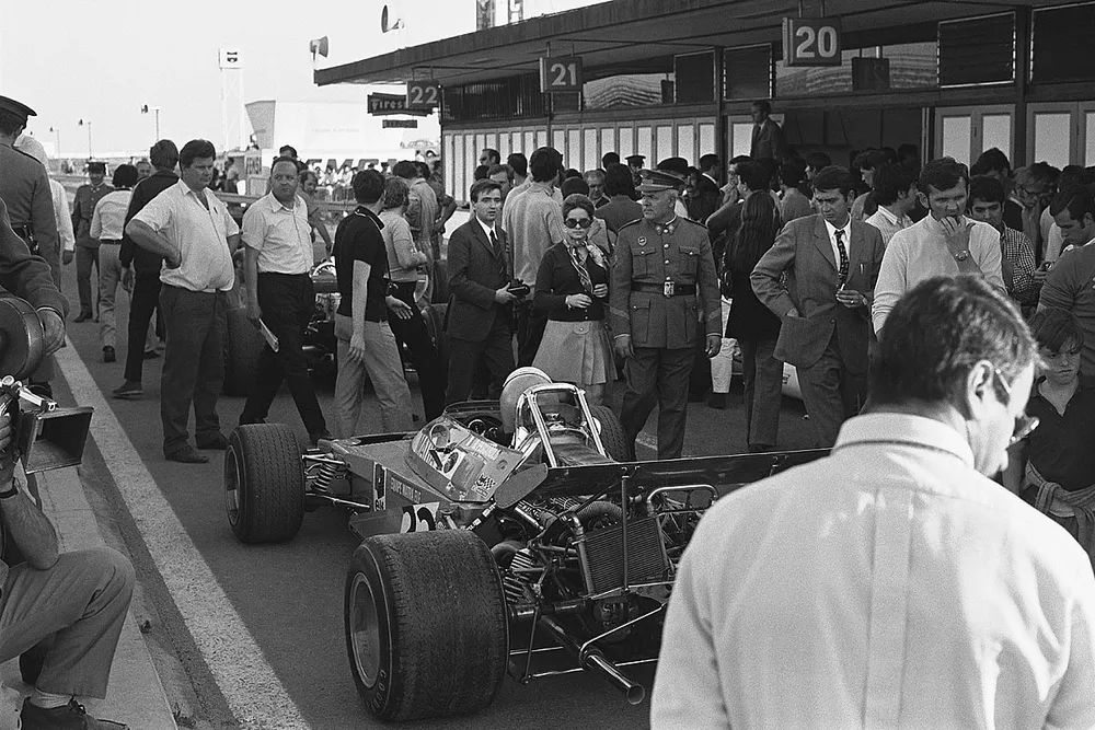 Henri Pescarolo, Matra-Simca MS120, en pit lane