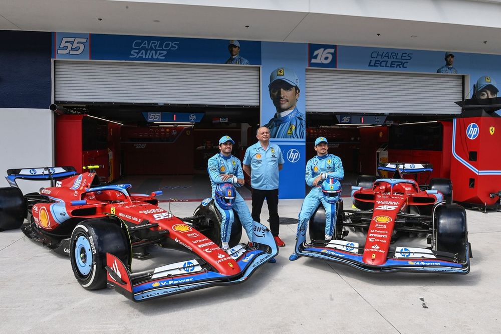 Carlos Sainz, Scuderia Ferrari, Charles Leclerc, Scuderia Ferrari, Frederic Vasseur, Team Principal and General Manager, Scuderia Ferrari 