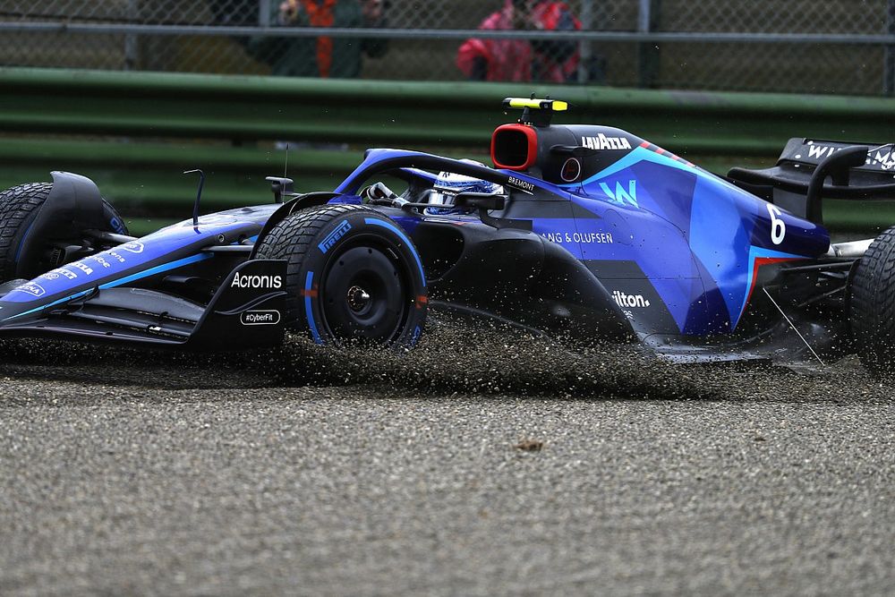 Nicholas Latifi, Williams FW44, leaves the circuit