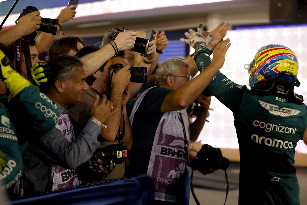 Fernando Alonso, Aston Martin F1 Team, 3&ordf; posici&oacute;n, celebra en Parc Ferme