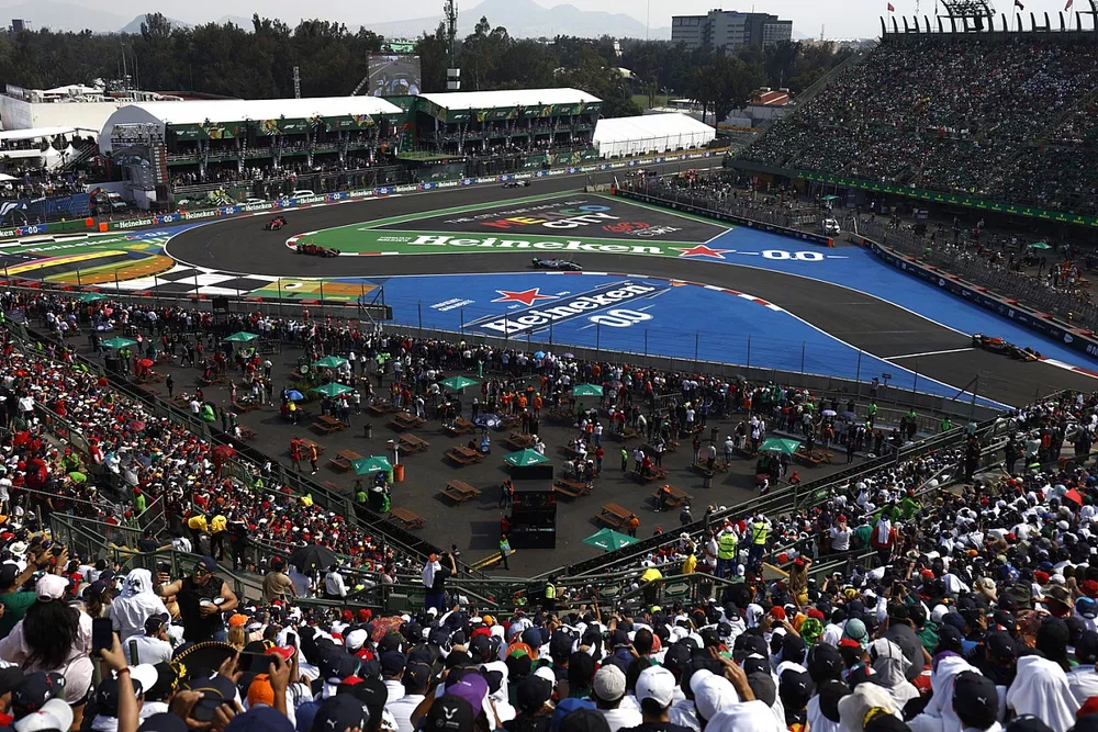 Sergio Perez, Red Bull Racing RB18, George Russell, Mercedes W13, Carlos Sainz, Ferrari F1-75
