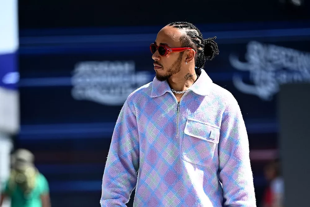 Lewis Hamilton, Mercedes-AMG, llega al circuito