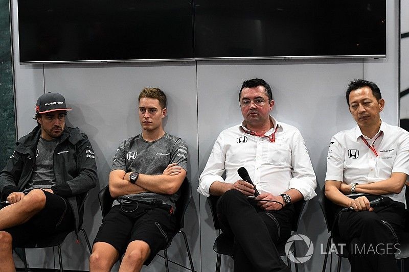 Fernando Alonso, McLaren, Stoffel Vandoorne, McLaren, Eric Boullier, McLaren Racing Director y Yusuk