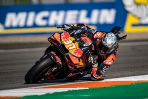 Acosta: "Quisiera tener una KTM medio segundo más rápida en Sepang; falta bastante"
