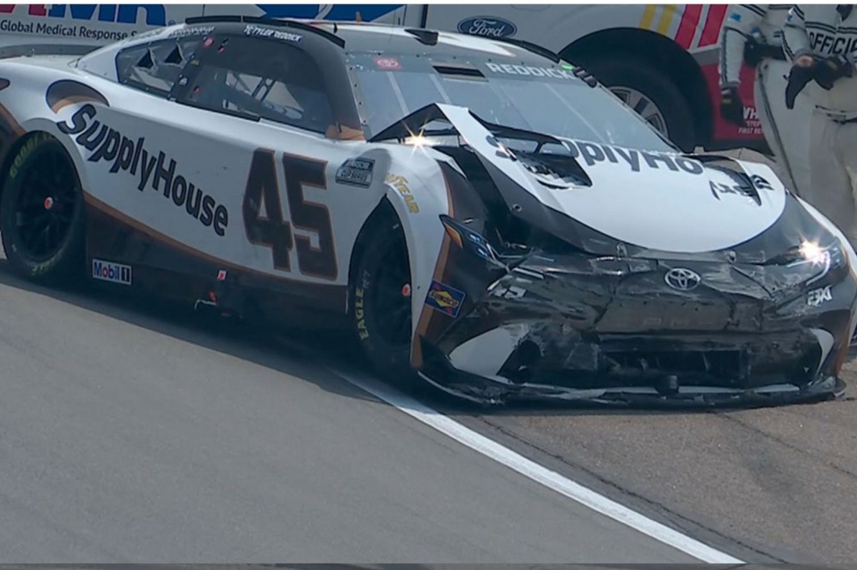 Tyler Reddick crashes on Lap 4 at Iowa Corn 350