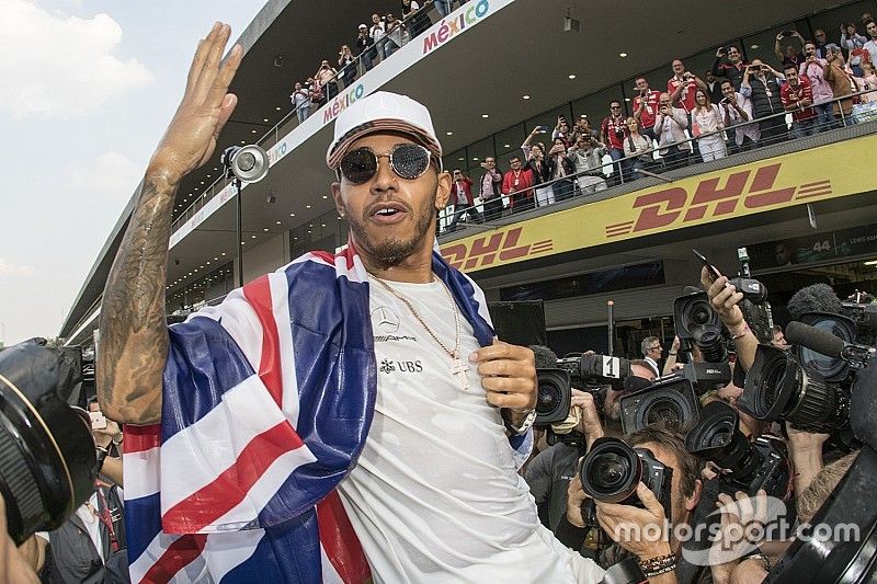 Campeón del Mundo 2017, Lewis Hamilton, Mercedes AMG F1 celebra en el garaje