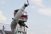 Hamilton agradece el regalo del cielo llev&aacute;ndose la pole en Hungr&iacute;a