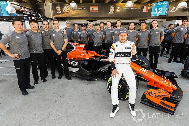 Fernando Alonso, McLaren, with his team at the McLaren team photo call