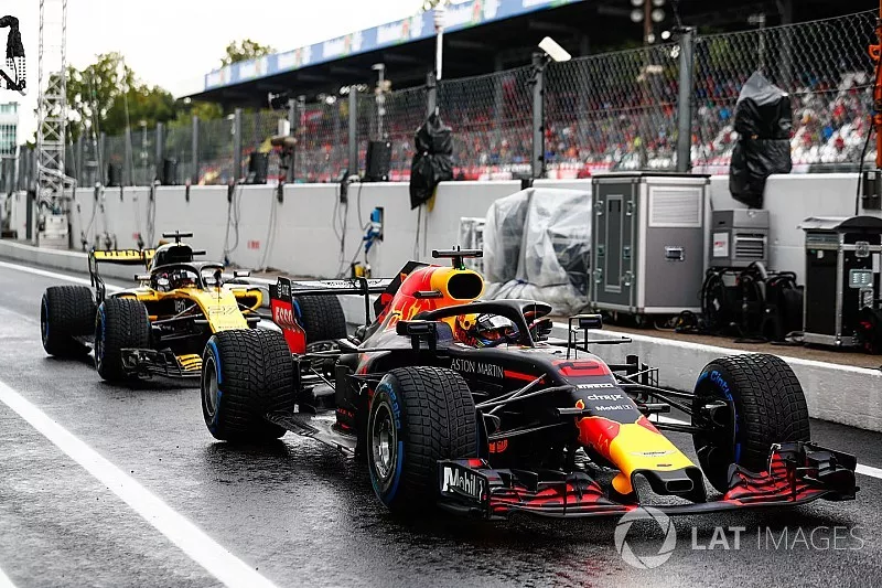 Daniel Ricciardo, Red Bull Racing RB14, in front of Nico Hulkenberg, Renault Sport F1 Team R.S. 18