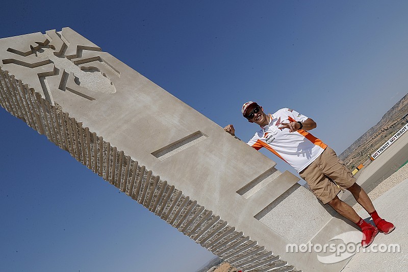 Motorland inaugura curva con el nombre de Marc Márquez